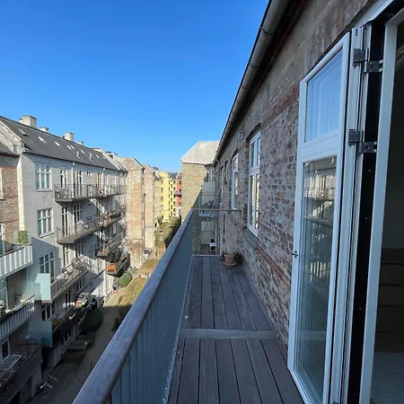 Stunning W Balcony Apartment